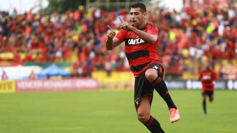 Diego Souza é o novo reforço do São Paulo para a temporada 2018. Encontro entre diretoria do Tricolor com os representantes do clube nordestino selou a vinda do meia-atacante para a equipe do Morumbi neste domingo. Ele chega para suprir uma possível saída de Lucas Pratto para o River Plate, da Argentina.