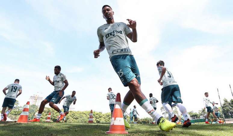 Antônio Carlos durante treino do Palmeiras na Academia de Futebol (Foto: Cesar Greco)