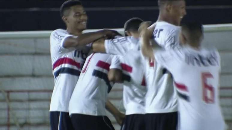 Garotada do São Paulo comemora um dos gols feitos no Estádio Santa Cruz (Foto: Reprodução/Sportv)