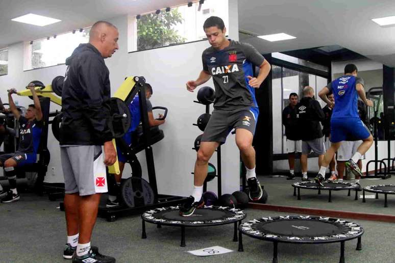 Anderson Martins realizou atividades físicas na manhã deste domingo (Foto: Paulo Fernandes/Vasco)