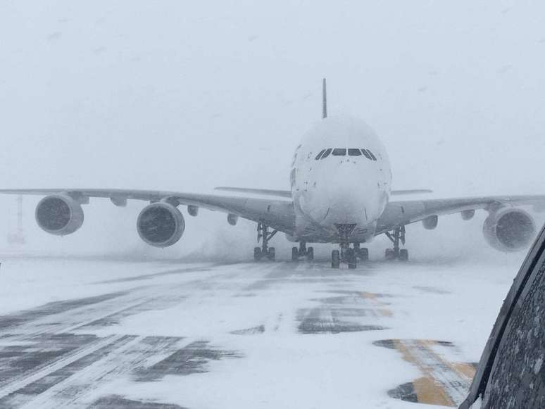 Airtbus A380 da Singapore Airlines é visto no aeroporto JFK durante tempestade de neve