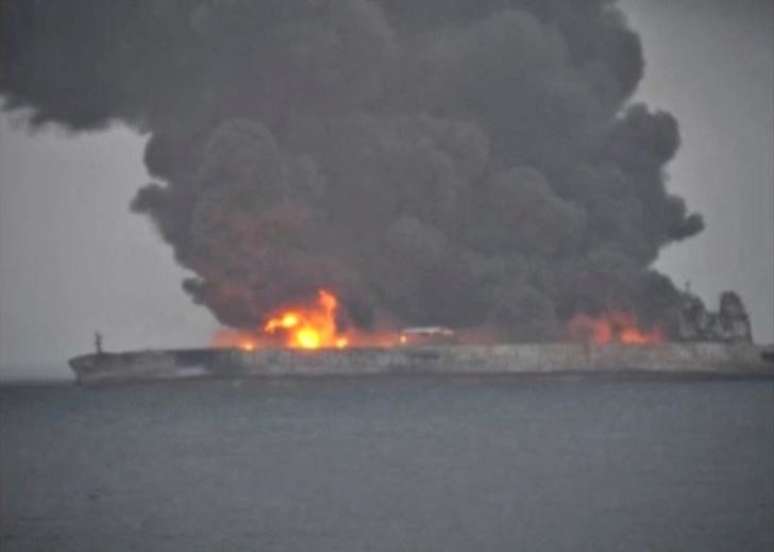 Navio petroleiro iraniano atingido por incêndio na costa da China, em imagem cedida pela China Central Television (CCTV) 07/01/2018 REUTERS via REUTERS TV