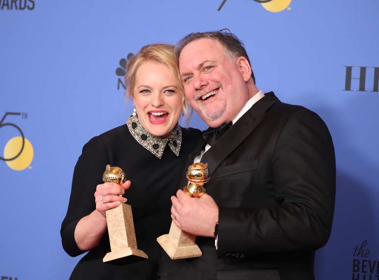 Atriz Elisabeth Moss e produtor Bruce Miller comemoram prêmios Globo de Ouro por "The Handmaid's Tale" 07/01/2018 REUTERS/Lucy Nicholson