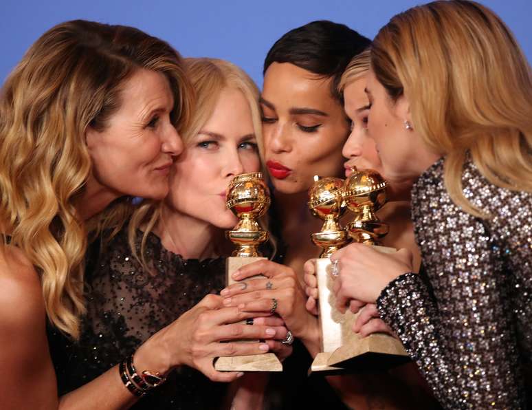 Laura Dern, Nicole Kidman, Zoe Kravitz, Reese Witherspoon e Shailene Woodley posam para fotos nos bastidores do Globo de Ouro 07/01/2018 REUTERS/Lucy Nicholson