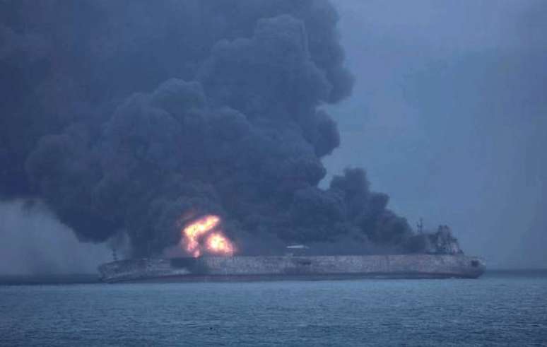 China teme 'explosão' de navios que colidiram há dois dias