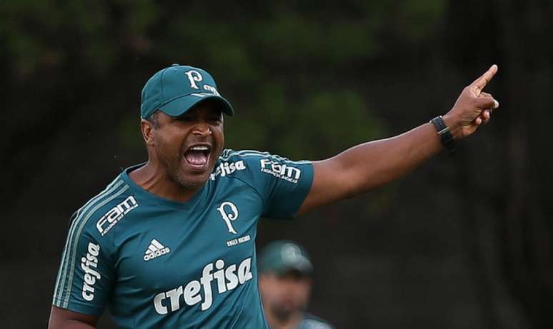 Roger Machado grita e gesticula muito durante os treinos - Cesar Greco/Palmeiras