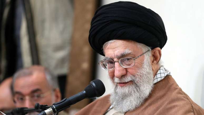 Desde 2016, o aiatolá Ali Khamenei critica a expansão do ensino de inglês às escolas primárias