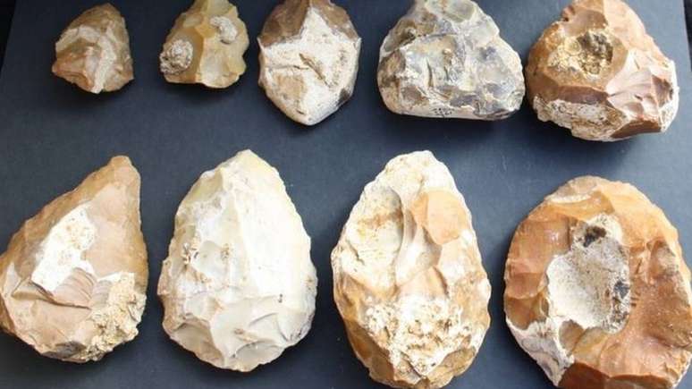 Pedras usadas pelo homem na Pré-história estão entre as descobertas feitas no local | Foto: Universidade de Tel Aviv