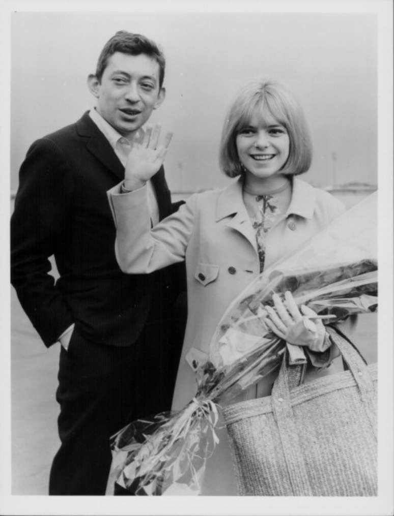 O músico Serge Gainsbourg e a cantora France Gall, em 1965, em imagem registrada no aeroporto de Paris