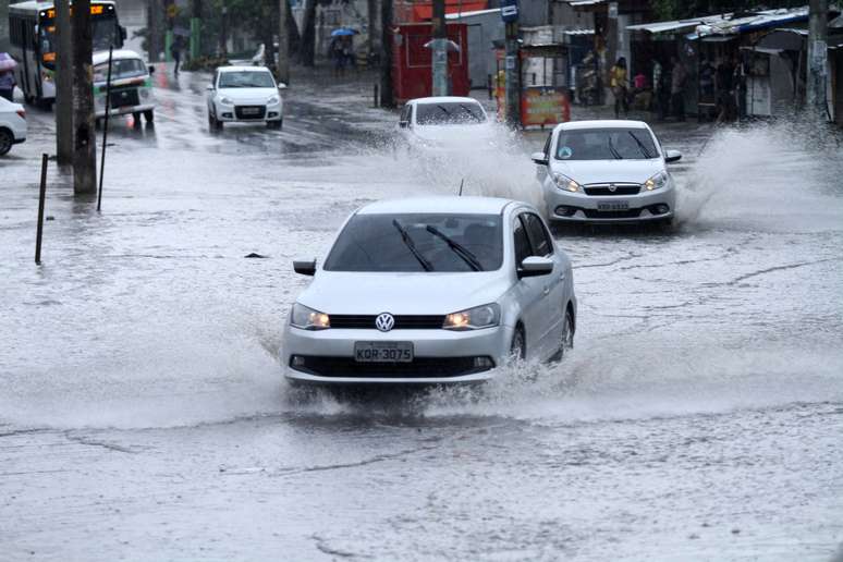Chuva provoca alagamento no bairro de Higienópolis, próximo a Inhaúma, no Rio de Janeiro (RJ), na manhã desta segunda-feira (8).