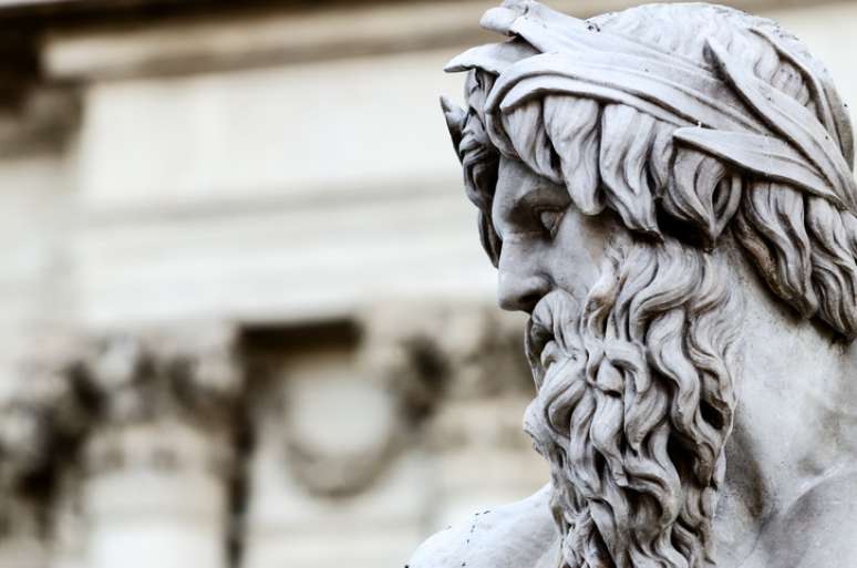 Detalhe da escultura de Zeus, na Piazza Navona de Trevi, Roma, Itália