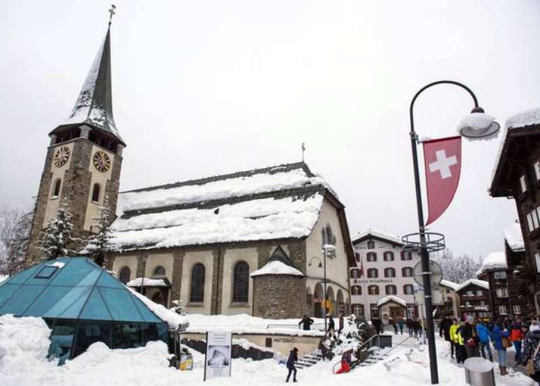 Neve isola mais de 10 mil turistas em cidade na Suíça