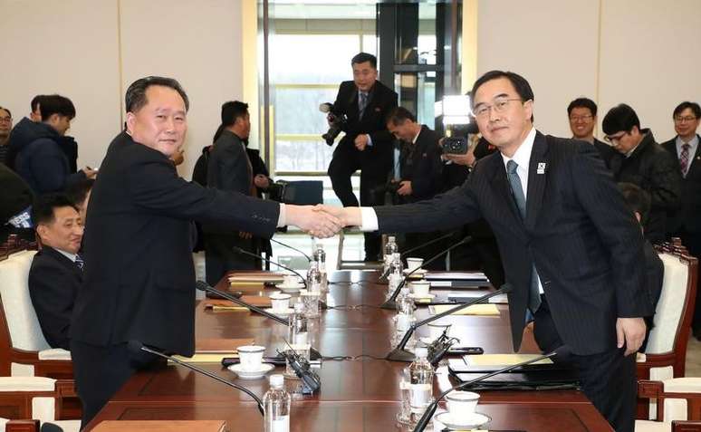 Líder da delegação norte-coreana, Ri Son Gwon, cumprimenta colega sul-coreano, Cho Myoung-gyo, durante reunião no vilarejo de Panmunjom, na área de fronteira 09/01/2018  Yonhap via REUTERS