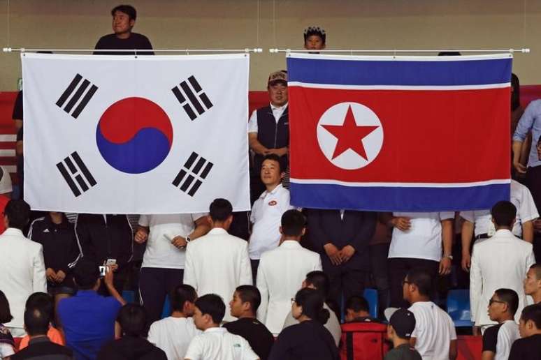 Bandeiras da Coreia do Sul e Coreia do Norte são vistas durante evento esportivo em Incheon 20/09/2014 REUTERS/Issei Kato