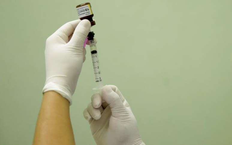 Agente de saúde prepara vacina contra febre amarela em posto de saúde 25/03/2017 REUTERS/Ricardo Moraes