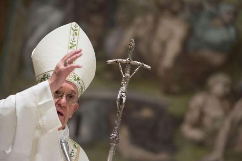 Papa Francisco dá bênção durante missa na Capela Sisitina, no Vaticano
07/01/2018  Osservatore Romano/Divulgação via REUTERS