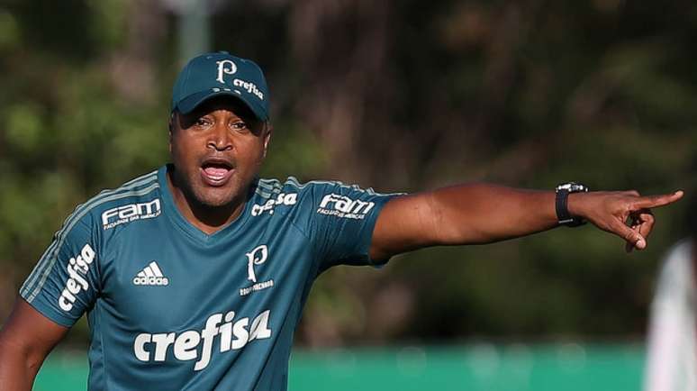 Roger passa ordens durante o treino do Palmeiras, na Academia de Futebol (Foto: Cesar Greco)