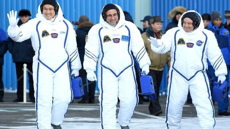 O astronauta Norishige Kanai (esq.) chegou à ISS em dezembro para uma missão de seis meses