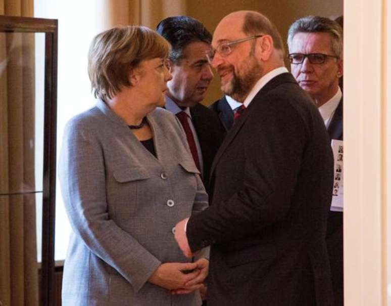 Os líderes da CDU, Angela Merkel, e do SPD, Martin Schulz, negociam "grande coalizão"