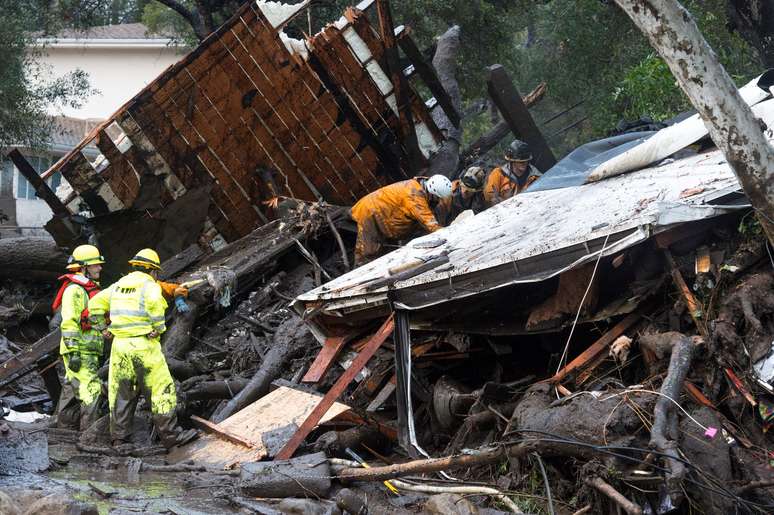 Equipe de emergência trabalha para resgatar sobrevivente em casa desmoronada na Califórnia, Estados Unidos 09/01/2018 Kenneth Song/Santa Barbara News-Press via REUTERS