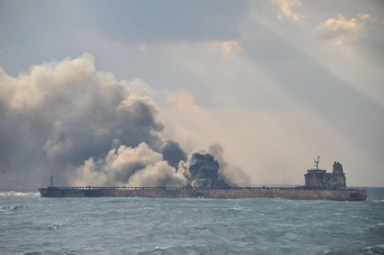 Navio petroleiro iraniano é visto em chamas após colidir com navio de carga chinês no mar do leste da China 09/01/2018 Ministério de Transporte da China/Divulgação via REUTERS
