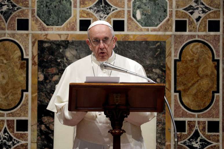 Papa Francisco conversa com diplomatas no Vaticano
08/01/2018 REUTERS/Andrew Medichini/Pool