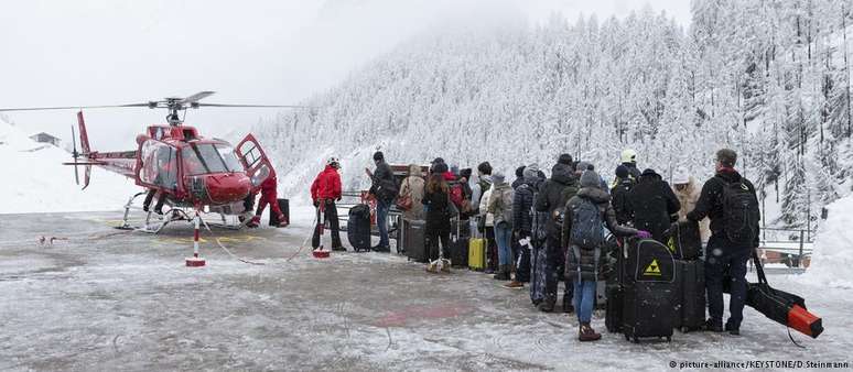 Alguns turistas conseguiram deixar Zermatt em helicópteros, mas no dia seguinte os voos foram suspensos