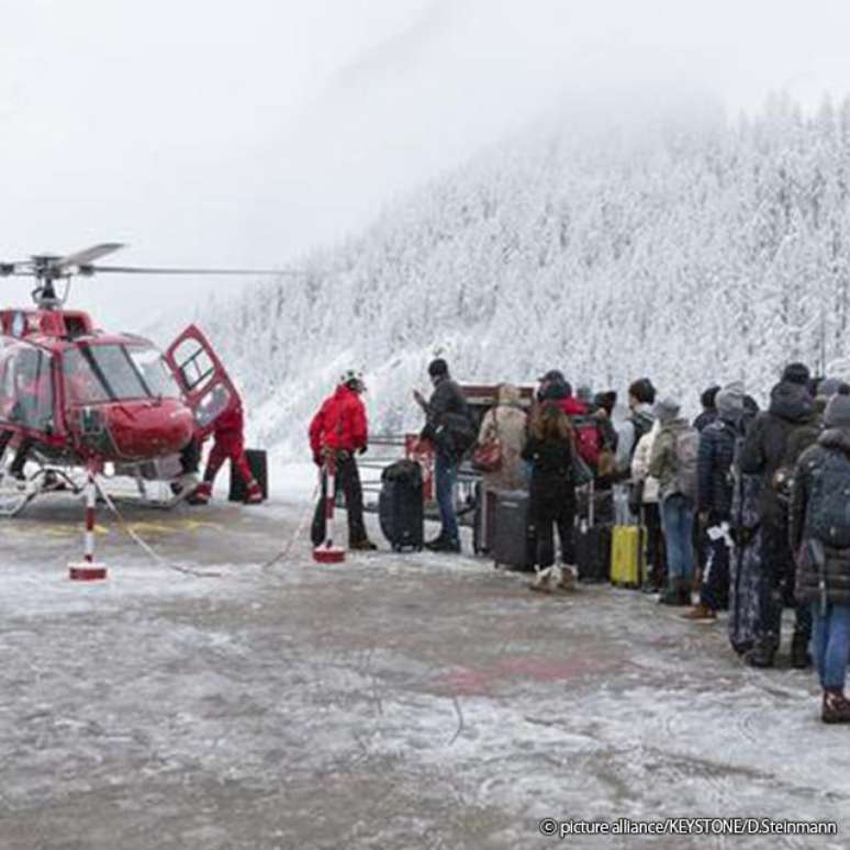 Alguns turistas conseguiram deixar Zermatt em helicópteros, mas no dia seguinte os voos foram suspensos