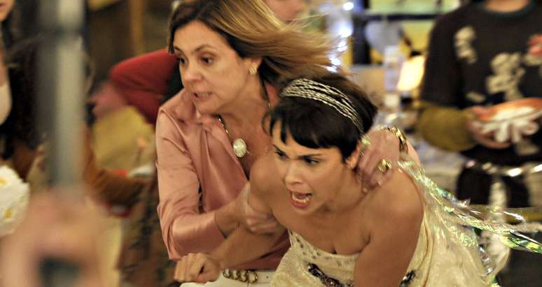 Carminha (Adriana Esteves) e Nina (Débora Falabella) em cena de ‘Avenida Brasil’: a concorrência ameaça o reinado das tramas produzidas no Brasil 