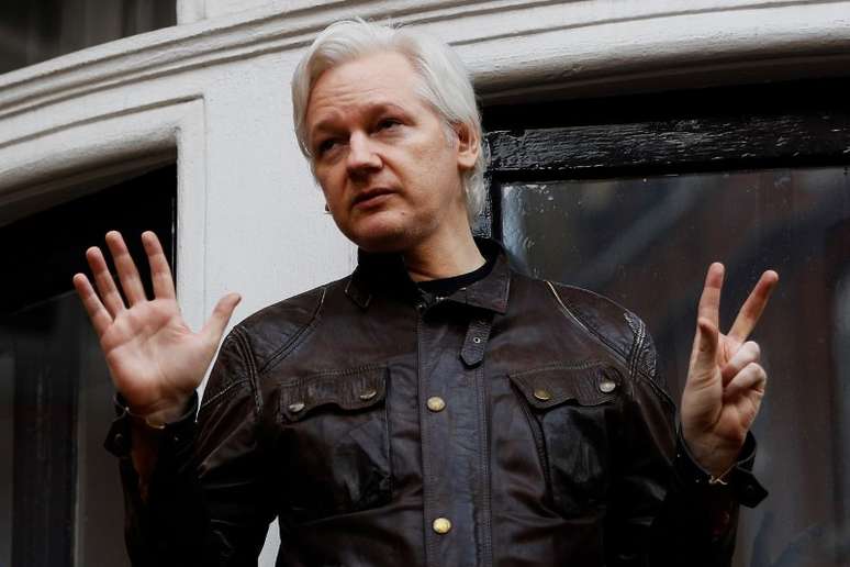 Fundador do WikiLeaks, Julian Assange, na embaixada do Equador, em Londres 19/05/2017 REUTERS/Peter Nicholls