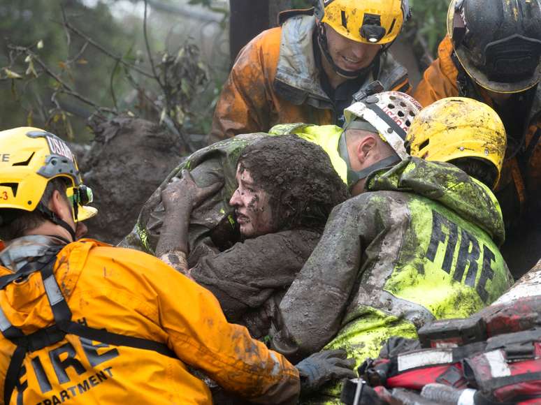Equipe de emergência resgata mulher de casa desmoronada após deslizamentos em Montecito, na Califórnia Kenneth Song/Santa Barbara News-Press via REUTERS