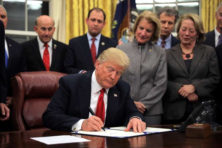 Presidente norte-americano, Donald Trump, assina regulamentação na Casa Branca, Washington, Estados Unidos
10/01/2018 REUTERS/Carlos Barria