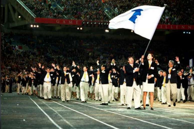 Delegações das Coreias do Norte e do Sul desfilaram juntas na Olimpíada de Sydney-2000 (Crédito: reprodução)