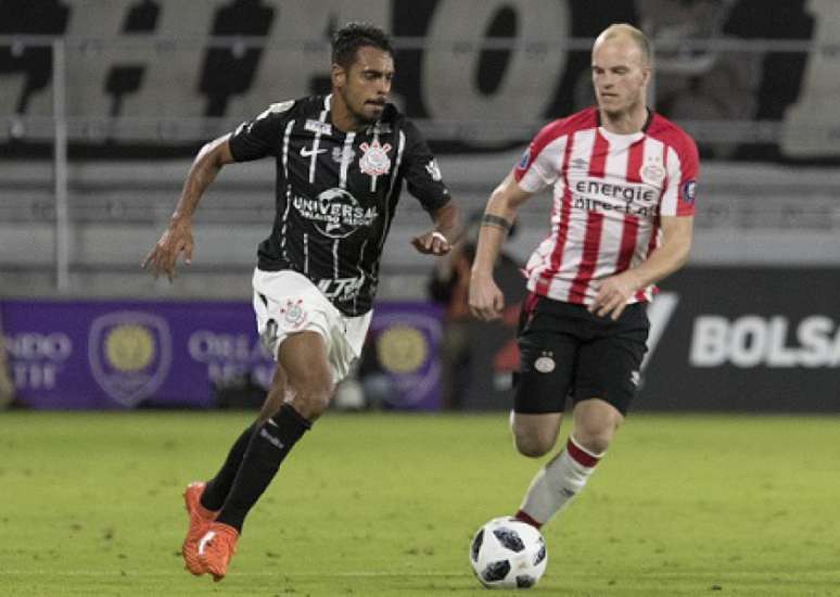 Júnior Dutra em ação contra o PSV nos Estados Unidos (Foto: Daniel Augusto Jr)