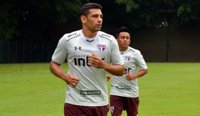 Principal reforço para a temporada, Diego Souza fez bonito em seu primeiro treino no São Paulo.