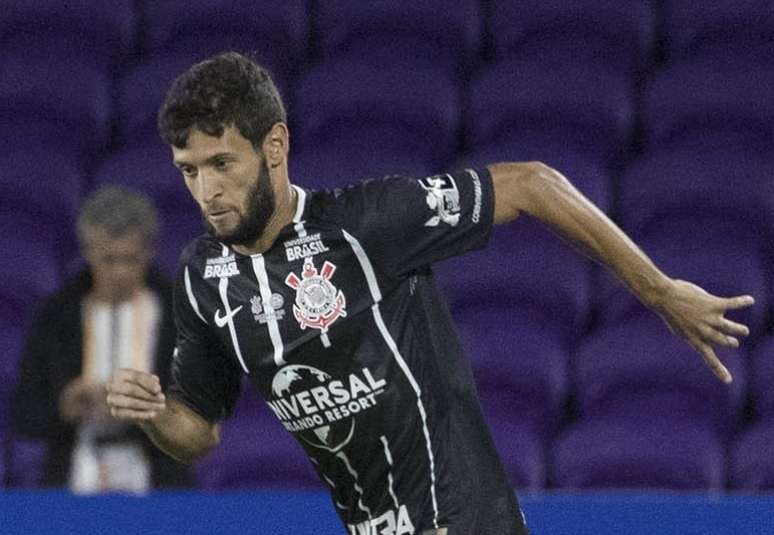 O lateral-esquerdo Juninho Capixaba foi contratado do Bahia para a vaga de Guilherme Arana, vendido para o futebol espanhol.