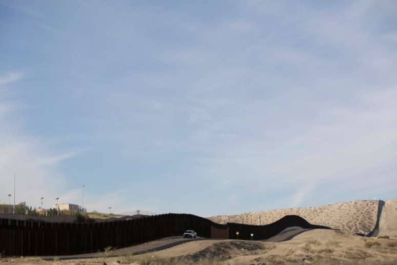 Visão geral de nova seção do muro na fronteira entre os Estados Unidos e o México 10/12/2017 REUTERS/Jose Luis Gonzalez