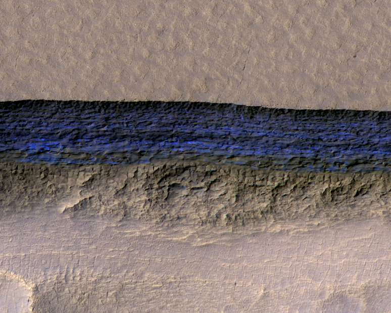 Faixa de gelo subterrâneo é vista em Marte 11/01/2018 NASA/JPL-Caltech/UA/USGS/Divulgação via REUTERS