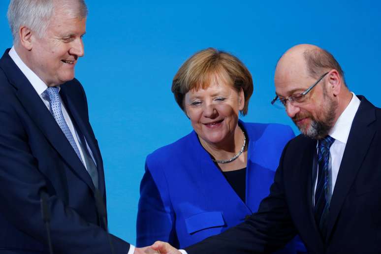 Chanceler da Alemanha, Angela Merkel, líder da União Social-Cristã (CSU), Horst Seehofer, e líder do Partido Social-Democrata (SPD), Martin Schulz, durante coletiva de imprensa em Berlim 12/01/2018 REUTERS/Hannibal Hanschke