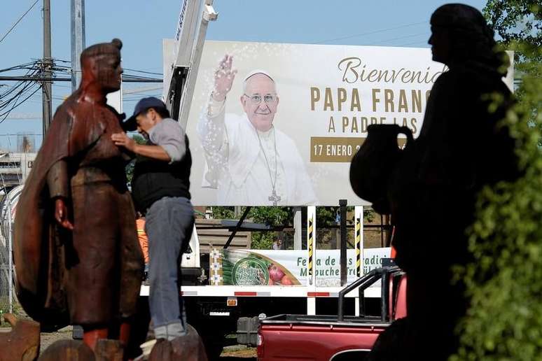 Homem limpa escultura mapuche em Temuco, Chile 10,/1/018 REUTERS/Jose Luis Saavedra 