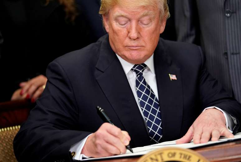 Presidente dos EUA, Donald Trump, assina proclamação em homenagem a Martin Luther King Jr. na Casa Branca
12/01/2018 REUTERS/Joshua Roberts