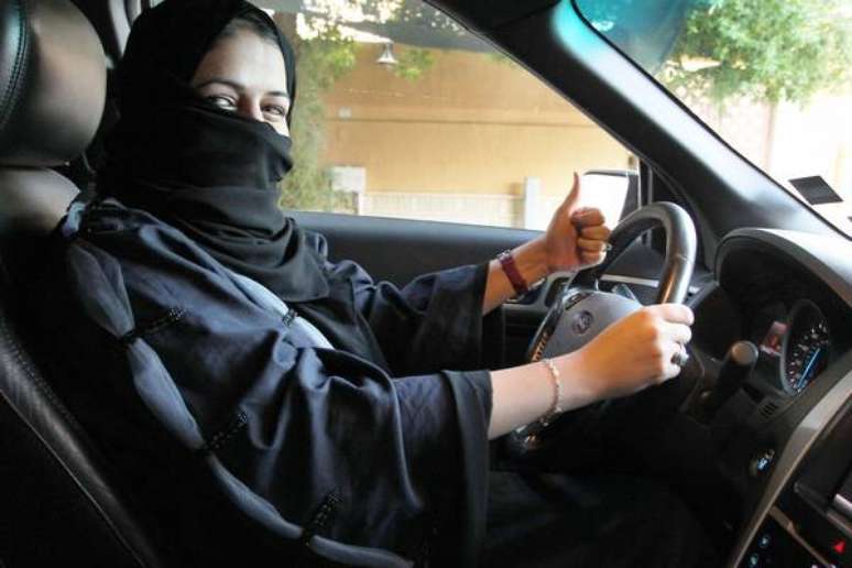 Rei autorizou mulheres sauditas a dirigirem carros a partir de junho