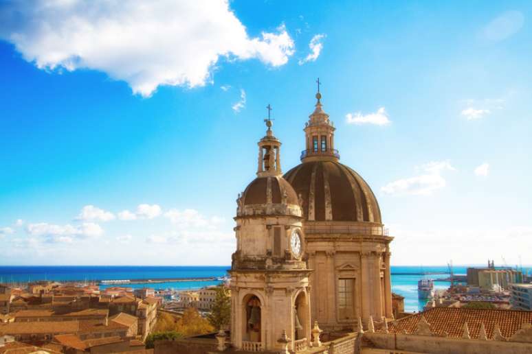  Panorama da cidade de Catânia, na Sicília, com a cúpula da Catedral e a o mar.