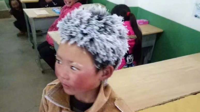 Foto do pequeno Wang, com o cabelo e as sobrancelhas cobertos de neve, viralizou na internet | Foto: People's Daily