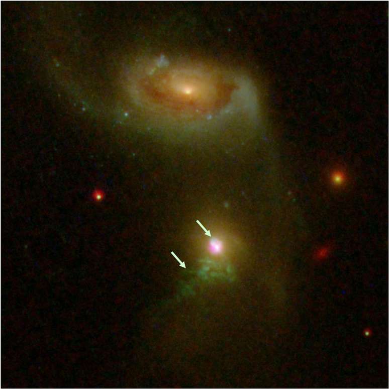 Setas indicam os dois 'arrotos' do buraco negro - o mais antigo está na parte inferior, e o mais recente no alto | Foto: Nasa/Stsci/CXC
