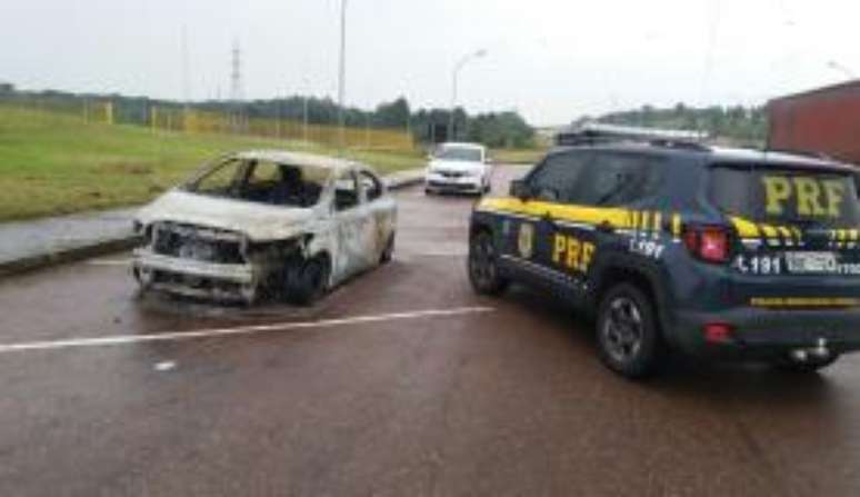 Dois carros foram abandonados, ambos com placas clonadas. Um deles foi incendiado pelo bando