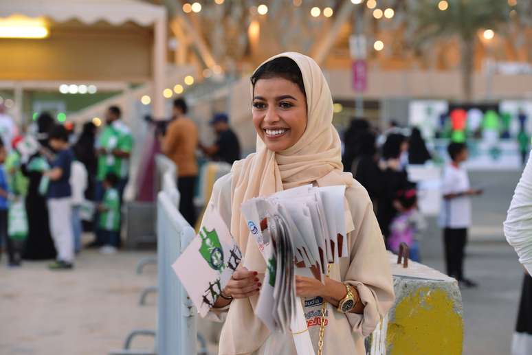 Mulher saudita durante jogo de futebol