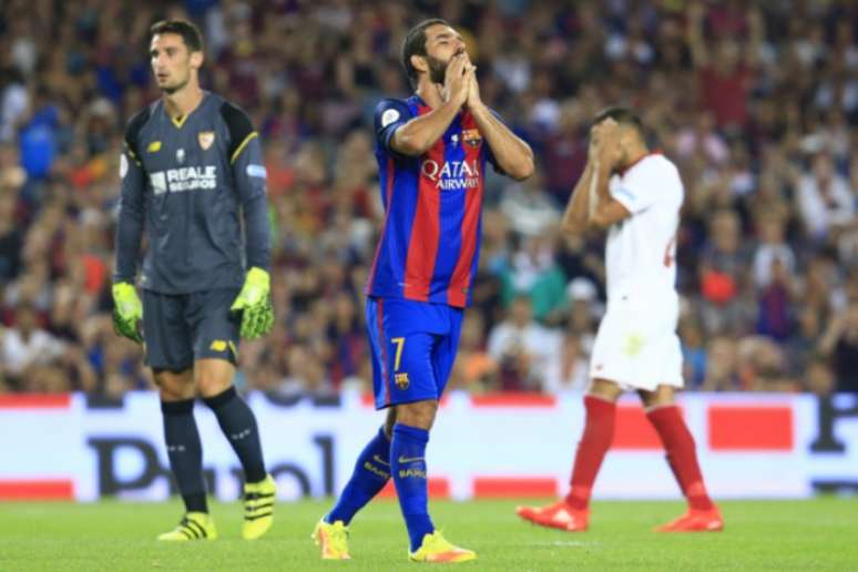 Arda Turan foi mal em seu tempo de Barcelona (Foto: PAU BARRENA / AFP)