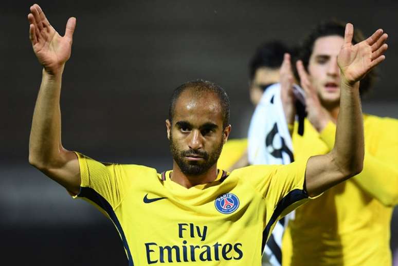 Lucas vem ganhando poucas chances com a camisa do PSG (Foto: FRANCK FIFE / AFP)