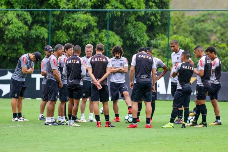 Oswaldo comandou treino do Galo (Foto: Bruno Cantini / Atlético-MG)